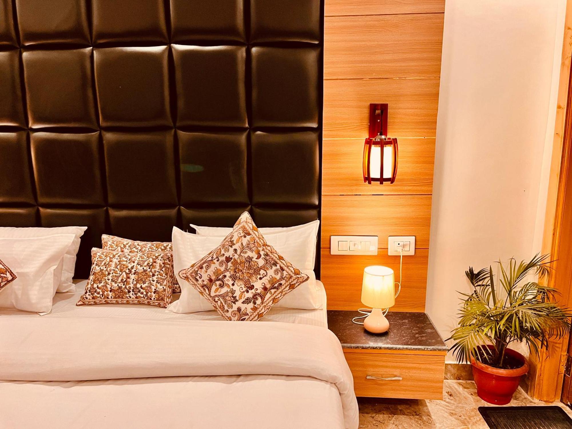 Hotel Classic Crown - #Scenic Mountain View #Open Terrace #Parking #Premium Rooms With Balcony #Guest Preferred #Best Selling Hotel In Mussoorie Luaran gambar