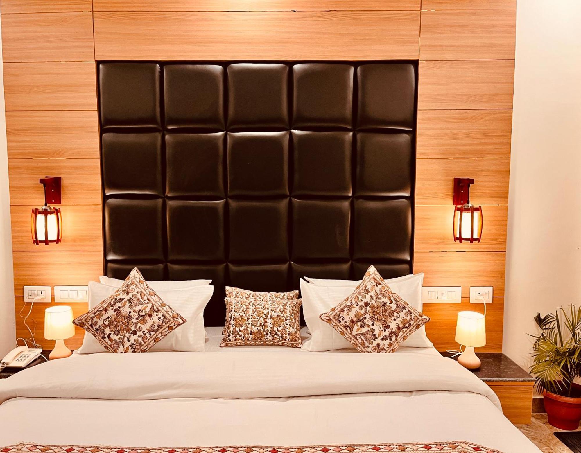 Hotel Classic Crown - #Scenic Mountain View #Open Terrace #Parking #Premium Rooms With Balcony #Guest Preferred #Best Selling Hotel In Mussoorie Luaran gambar