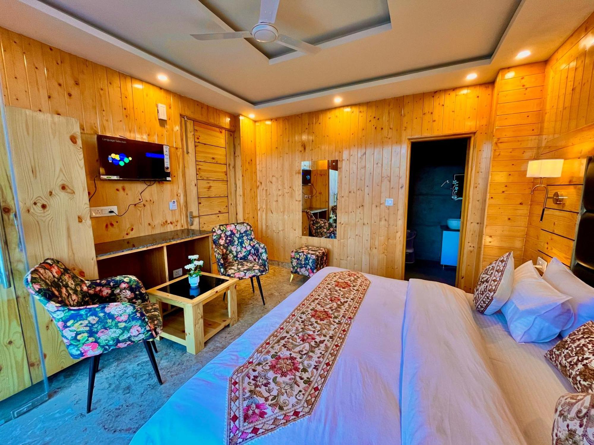 Hotel Classic Crown - #Scenic Mountain View #Open Terrace #Parking #Premium Rooms With Balcony #Guest Preferred #Best Selling Hotel In Mussoorie Luaran gambar
